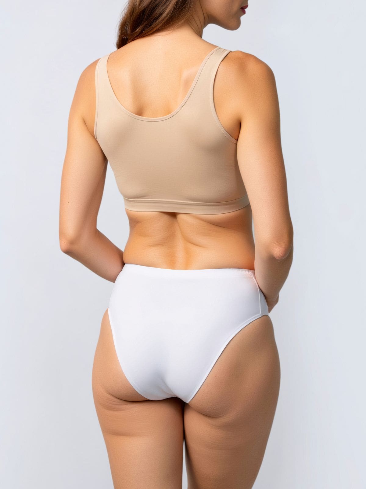 Inkontinenz-Slip in Weiß, Rückansicht am Modell