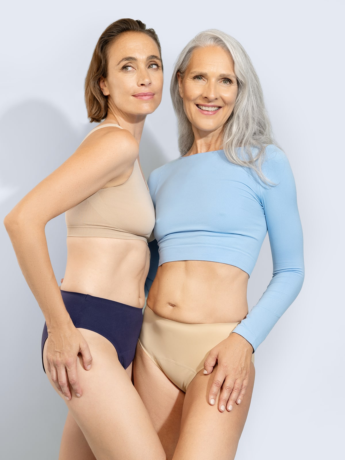 Zwei Modelle tragen den Inkontinenz-Slip in Marineblau und Beige