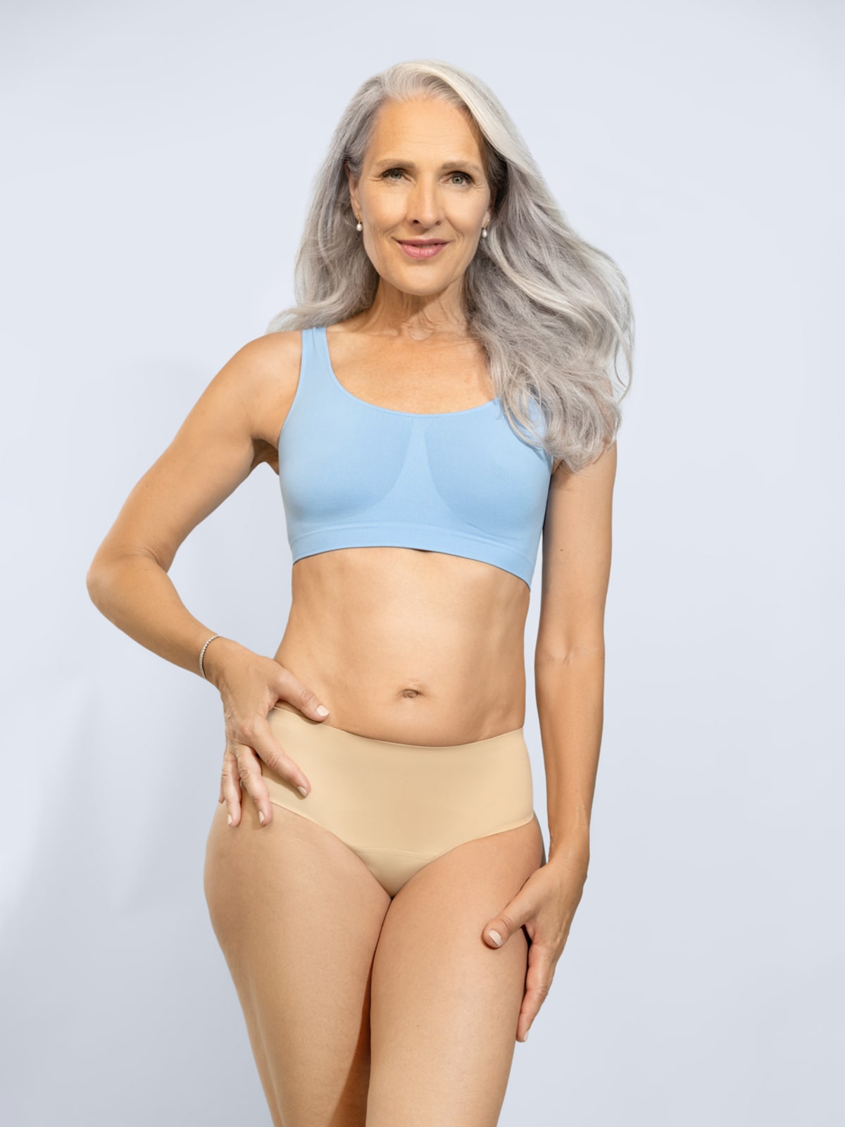Inkontinenz-Slip in Beige, Frontansicht am Modell
