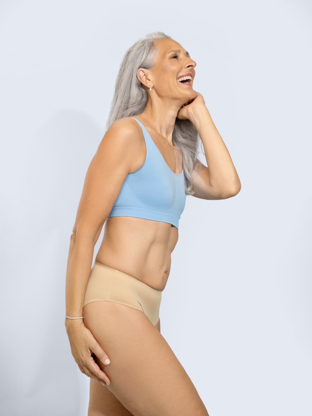 Inkontinenz-Slip in Beige, Seitenansicht am Modell