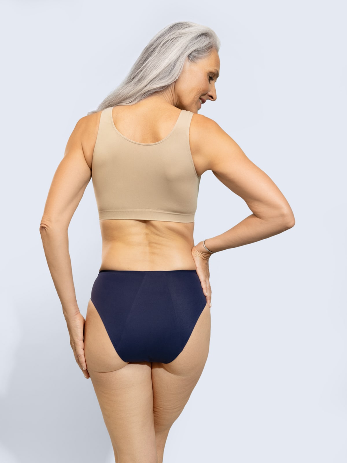 Inkontinenz-Slip in Marineblau, Rückansicht am Modell